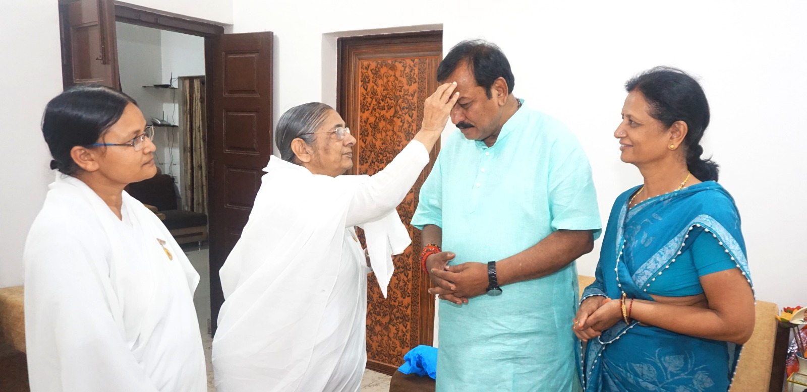 लोक सभा चुनाव में बड़ी जीत के लिए आशा दीदी ने विजय बघेल को तिलक लगाकर हार्दिक बधाई शुभकामनाएं दी।